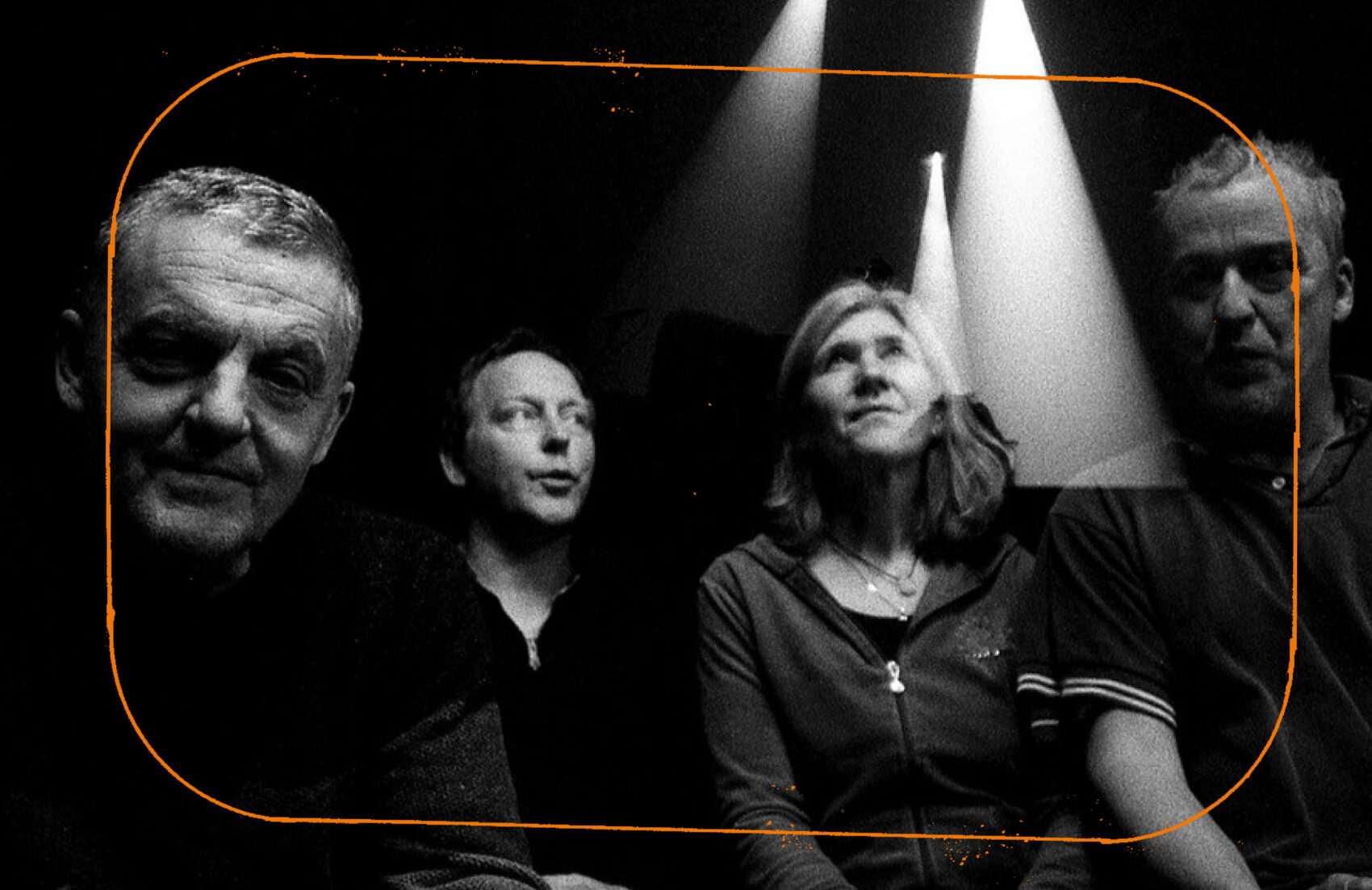 Photo en noir et blanc du groupe The Ex avec trois hommes et une femmes 