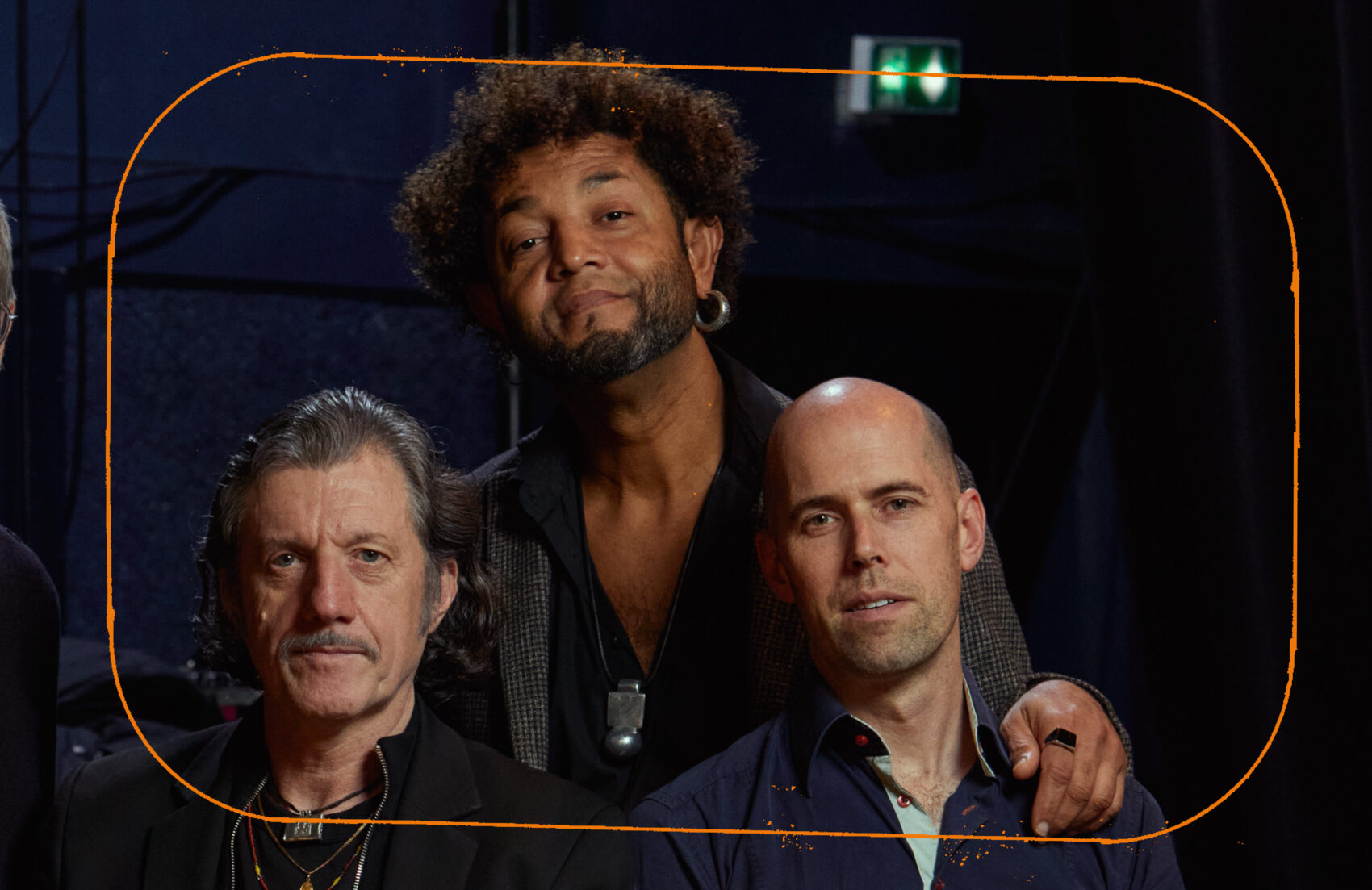 Portrait des trois musiciens avec Titi Robin en bas à gauche