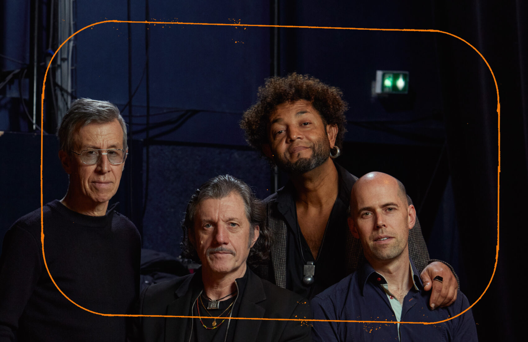 Photo des quatre musiciens avec Titi Robin au milieu