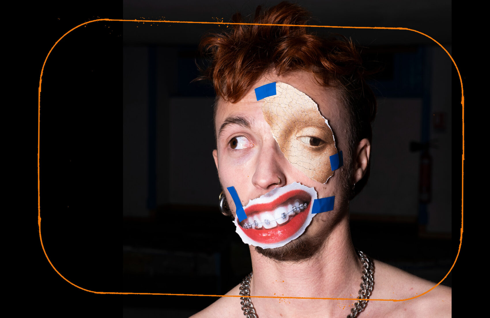 Portrait de TedAak avec avec des collages de magazine sur son œil et sa bouche