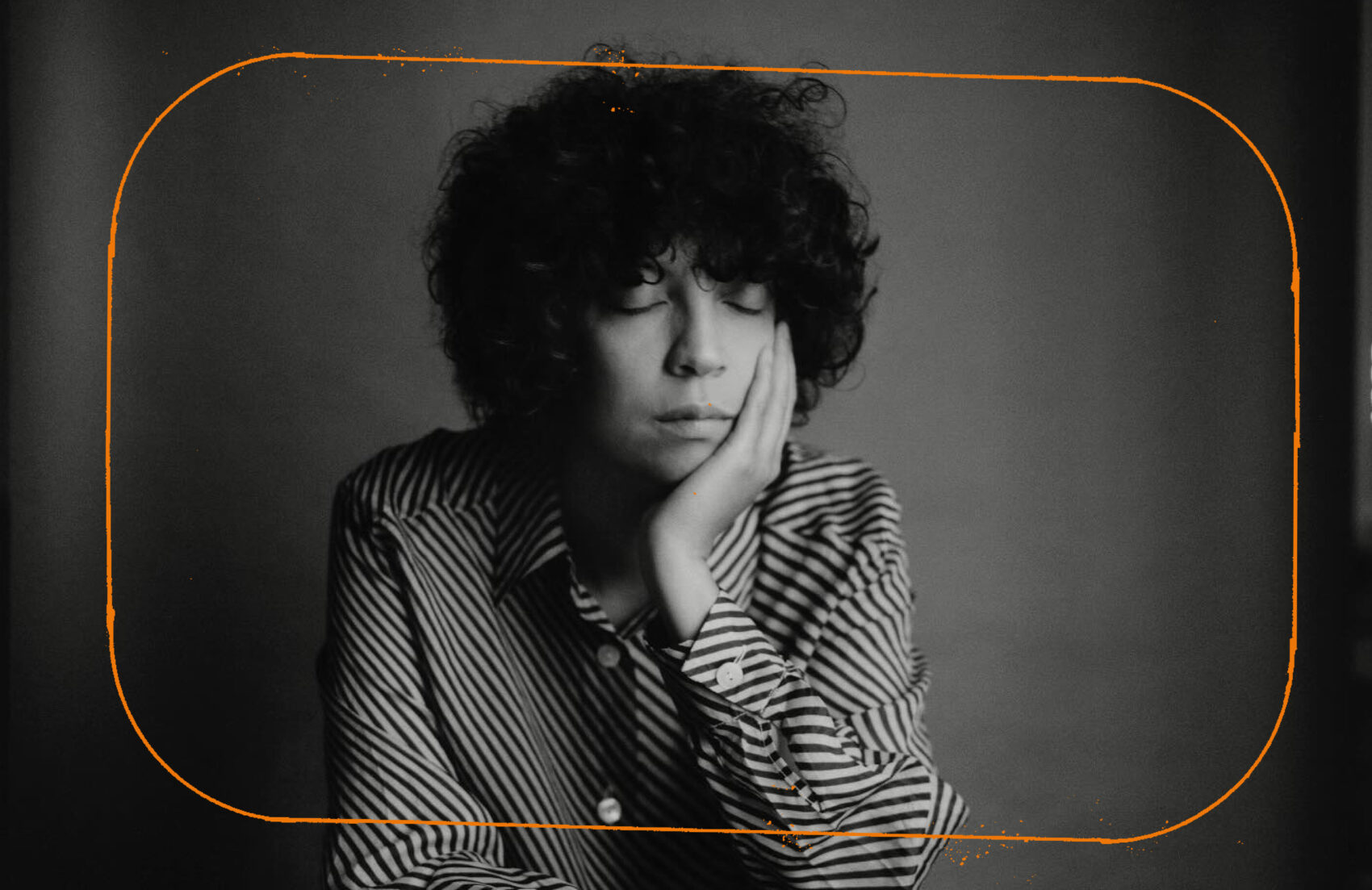 Portrait de Léonie Pernet en noir et blanc avec le visage posé sur sa main et les yeux fermés