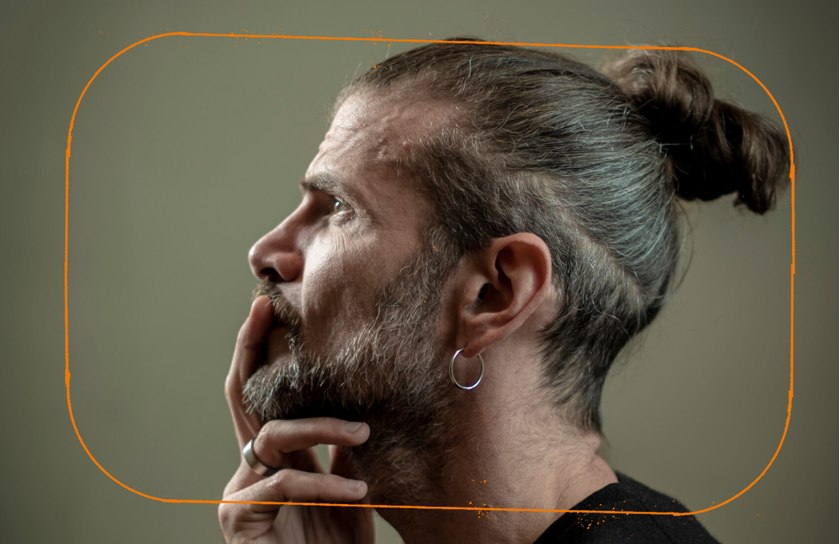 Portrait de profil de Vincent Peirani 