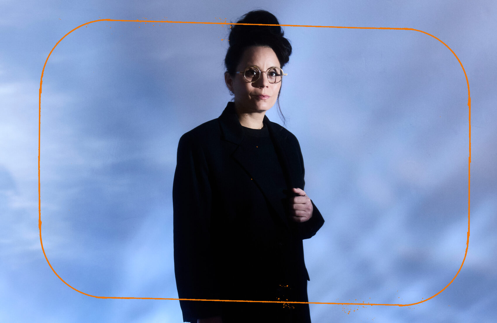 Photo de Anne Paceo en noir sur un fond bleu