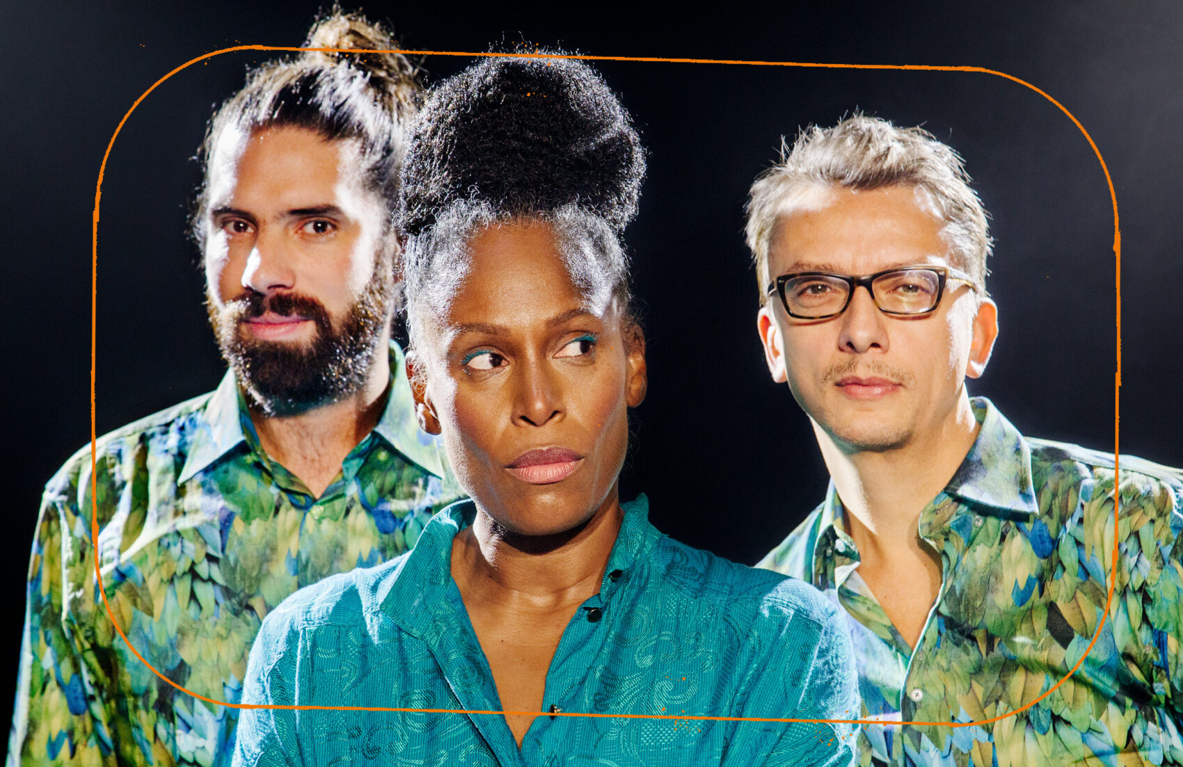 Portraits des trois musiciens sur fond noir. 