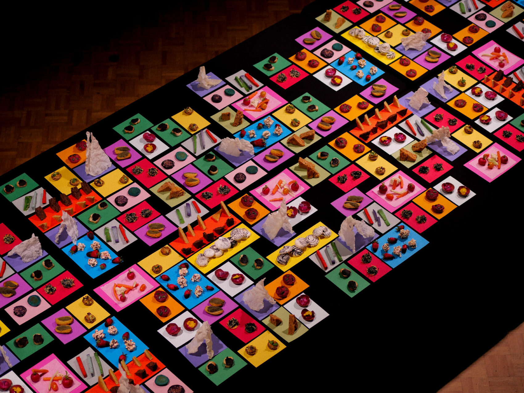 Table du repas magique avec plein de papier de couleur 