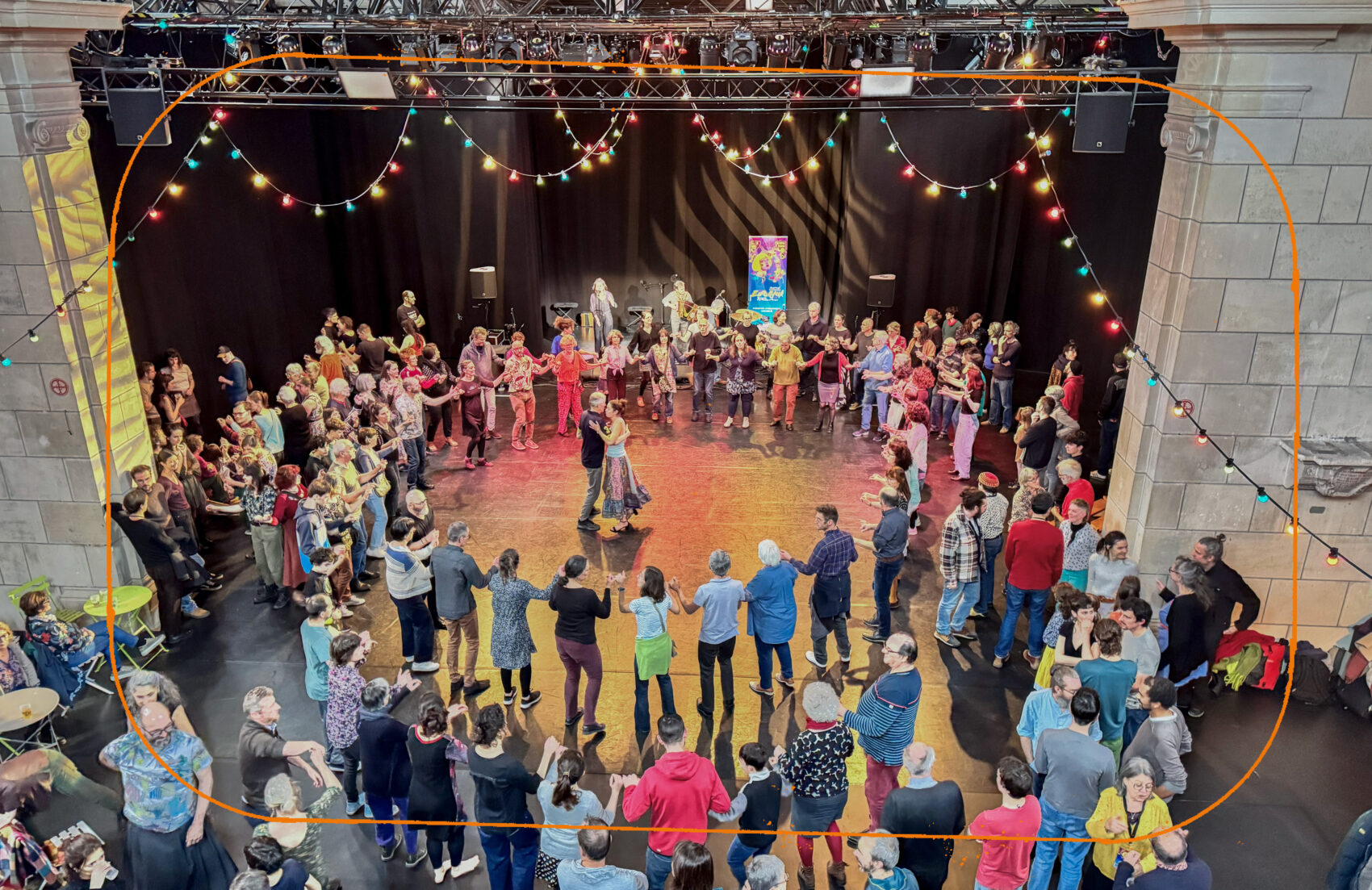 Photo d'un bal folk avec une ronde et des gens qui dansent