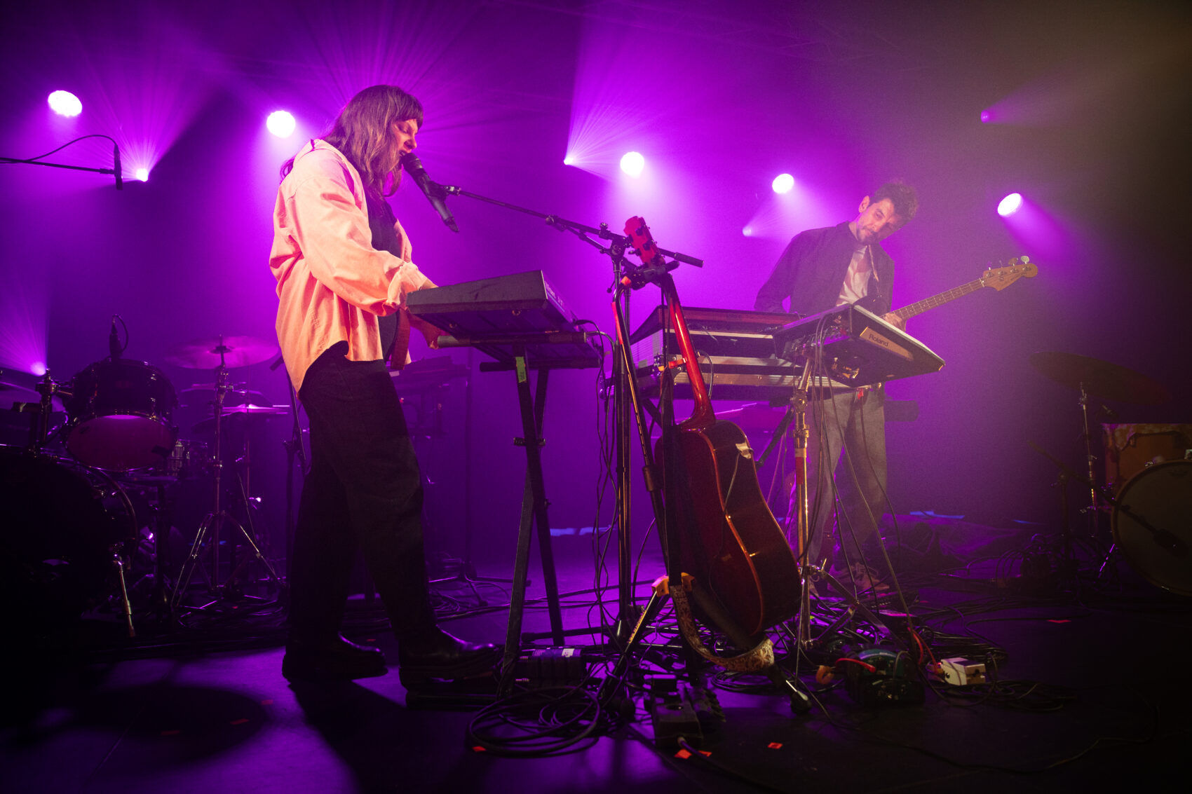 Photo du concert du duo Oda. sur la scène de la barakason. Anna au clavier et chant et Théo à droite à la guitare