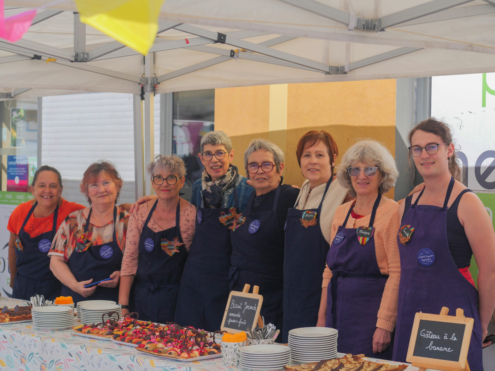 Les sept femmes de l'atelier cuisine de l'ouverture de saison devant leurs gateaux
