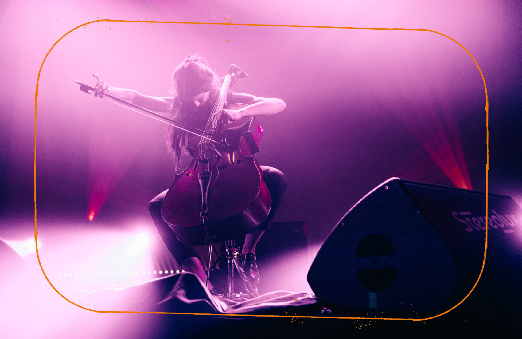 Photo de Cécile Lacharme sur scène ne train de jouer du violoncelle