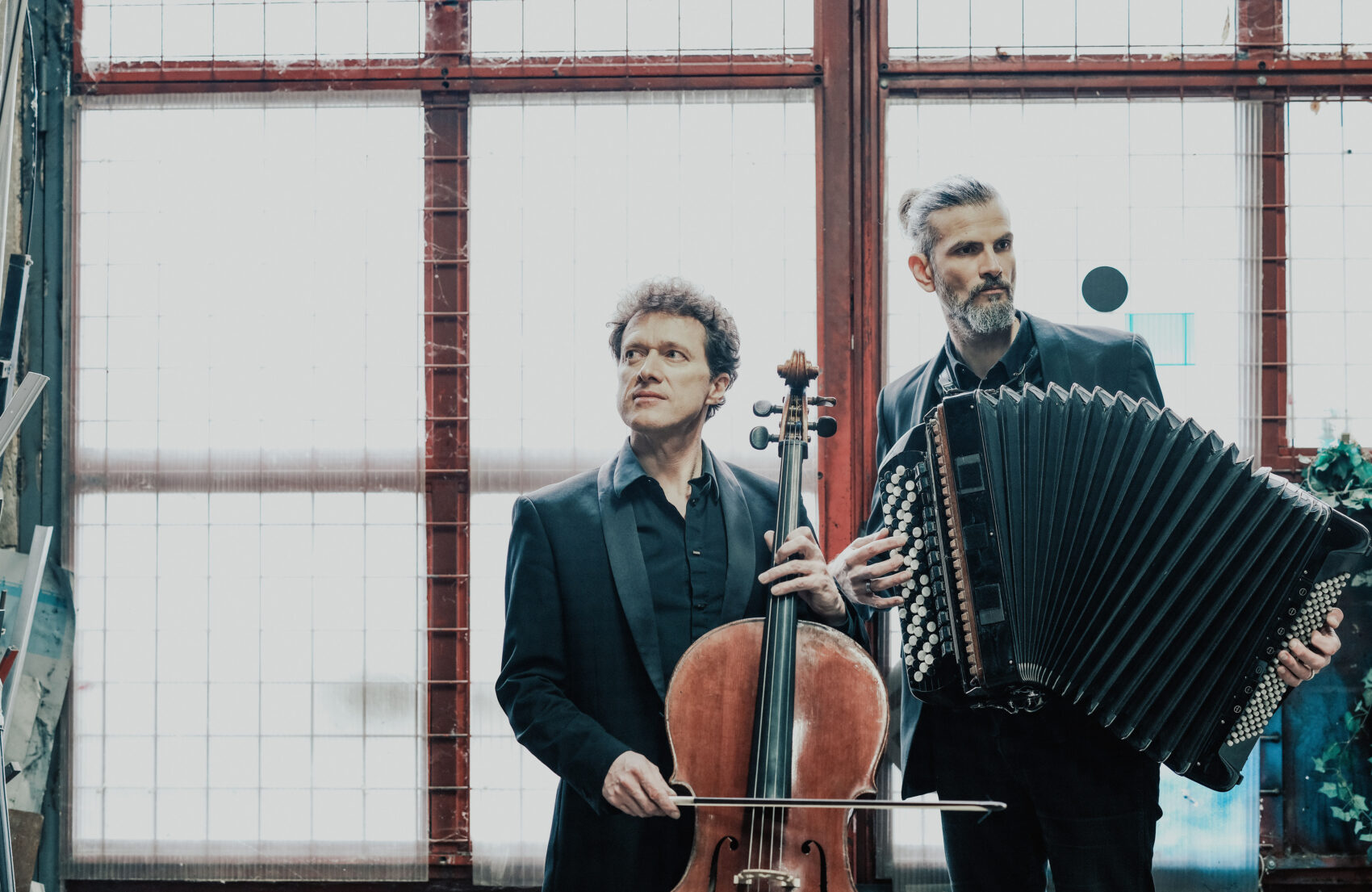 Photo des musiciens, François Slaque avec son violoncelle et Vincent Peirani son accordéon