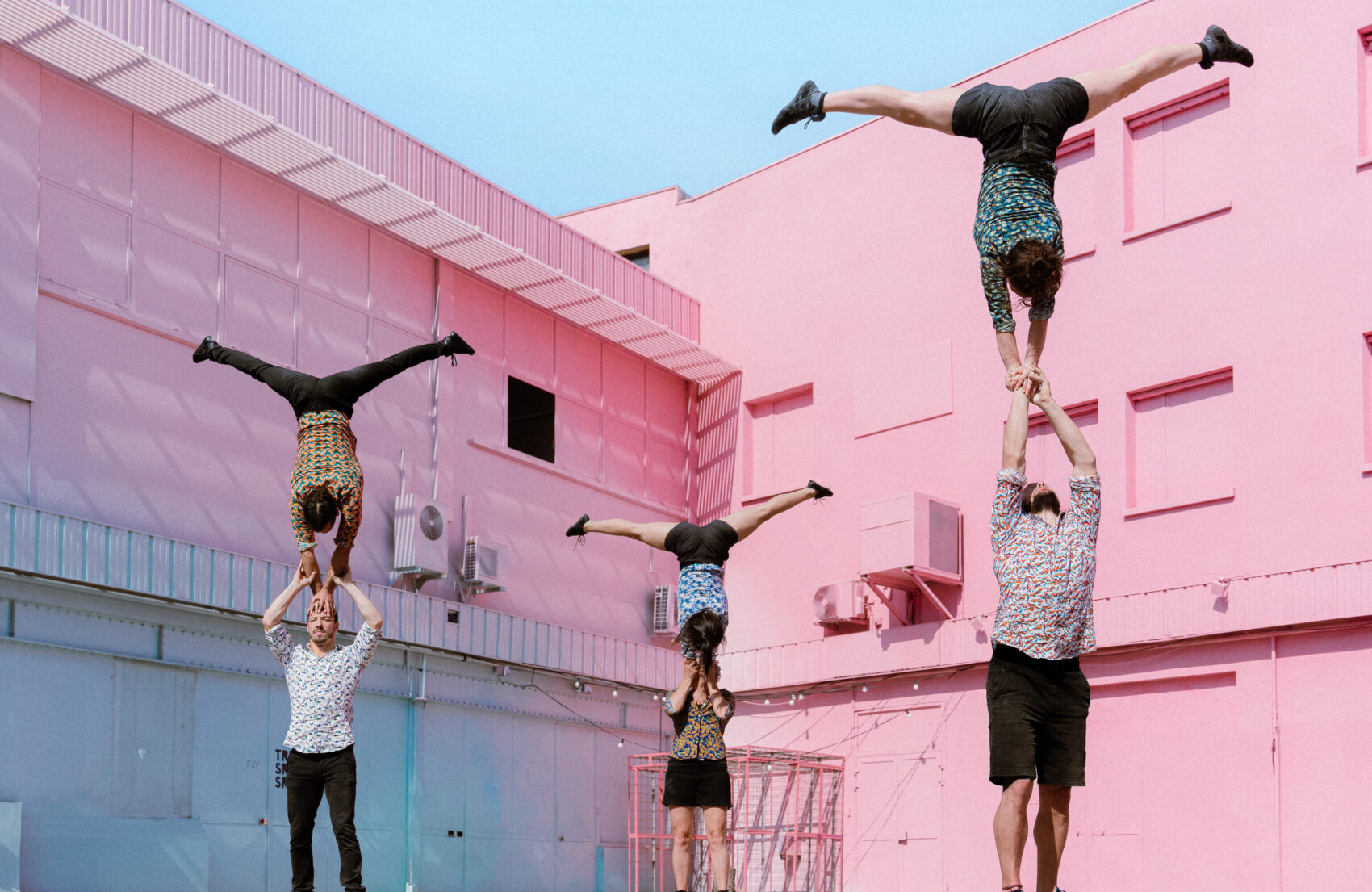 Photo des artistes faisant des acrobaties.