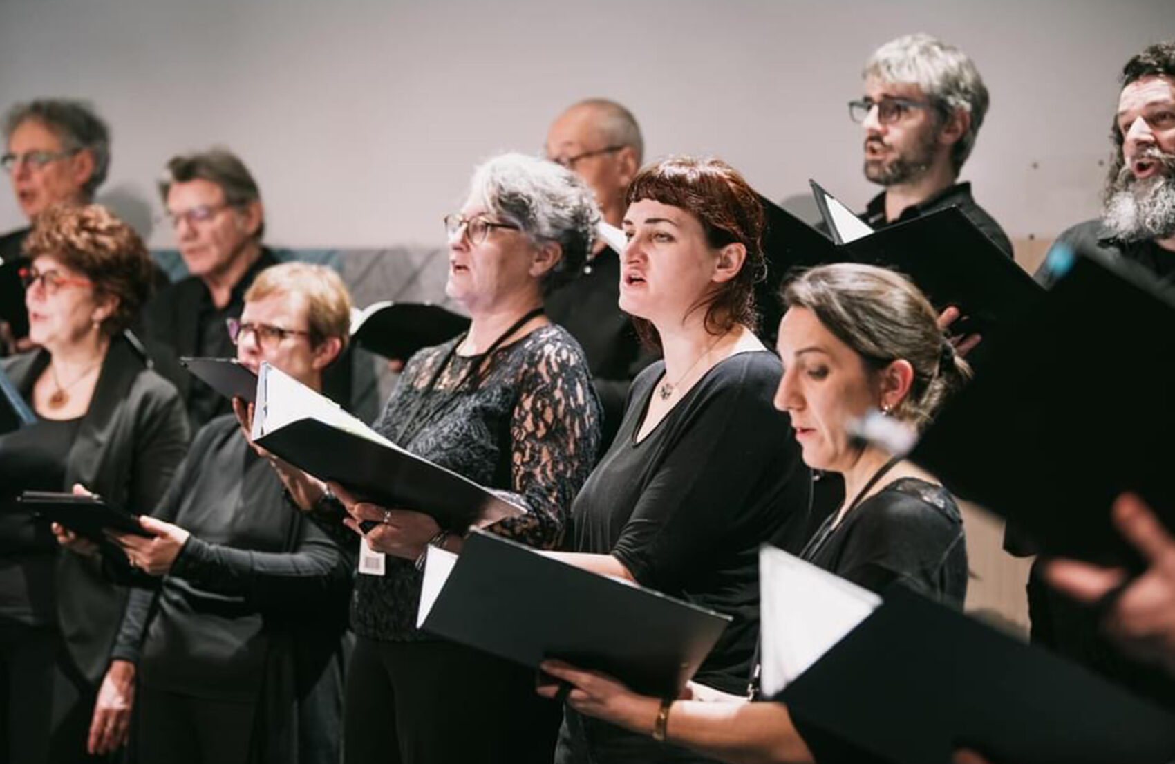 Chorale qui chante avec des partitions dans la main