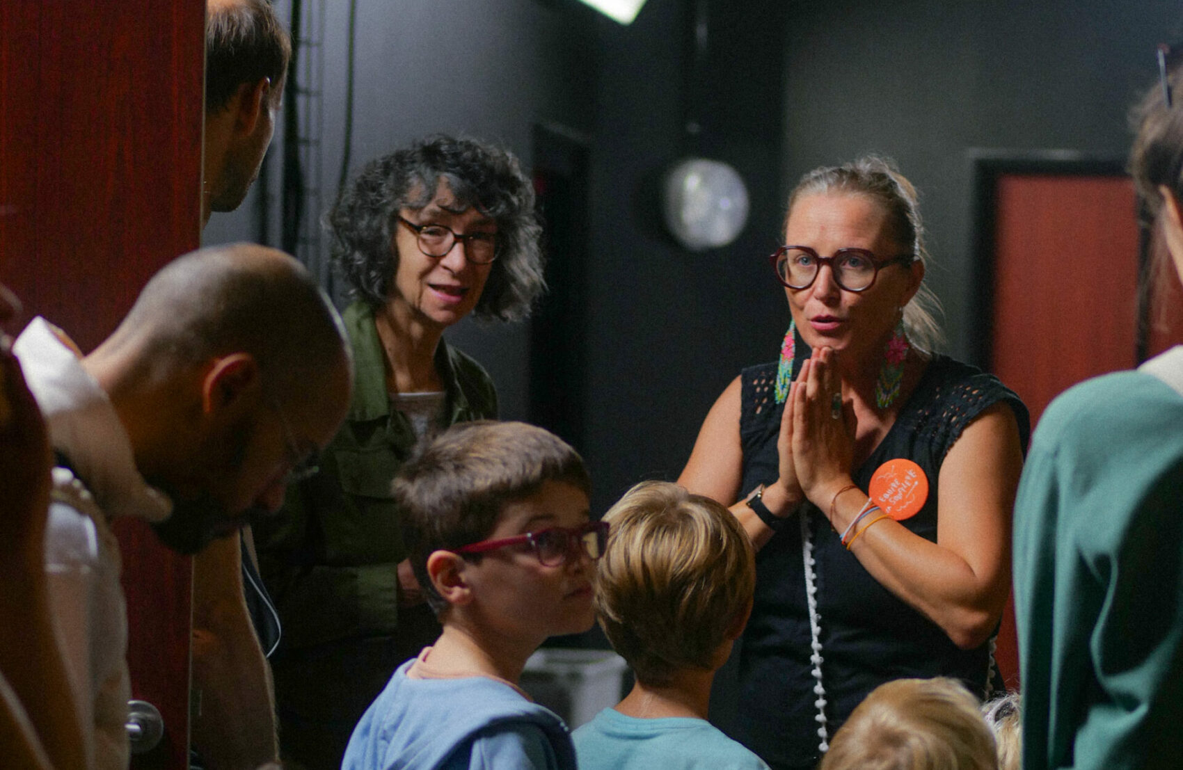 Visite des coulisse de l'Auditorium avec une personne de l'equipe et des adultes et des enfants